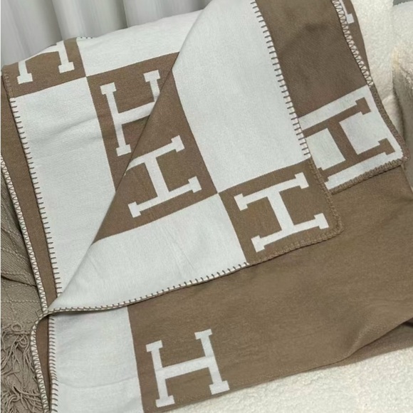 None Other - Luxury Letter H Neutral Tan Pattern Throw Blanket Cozy Home Decor New
